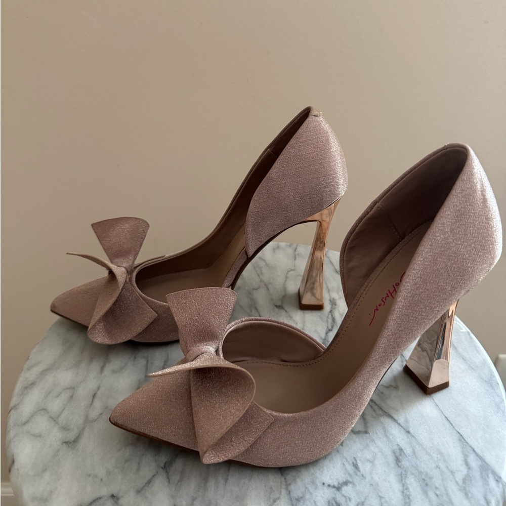 Betsey Johnson Women’s Nobble Sculpted Bow Pumps Size 10 Champagne Sparkle - Picture 3 of 8